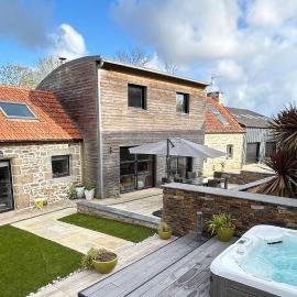 Villa Ty Amor - avec grand jardin et jacuzzi pour 9, hotel in Guissény