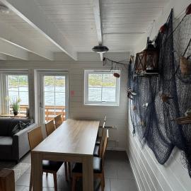 Cozy Oceanfront Escape, hotelli kohteessa Nautnes