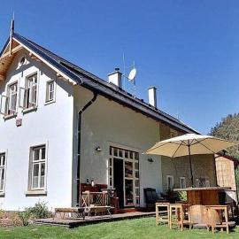 Retro 37, hotel in Trutnov