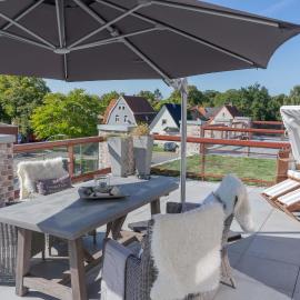 Inselblume 47 - Luxus Ferienwohnung in Burg, mit Dachterrasse, hotel in Burg auf Fehmarn