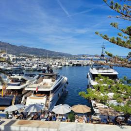 Huge penthouse with private suites shared terrace and kitchen BEST VIEWS, hótel í Marbella