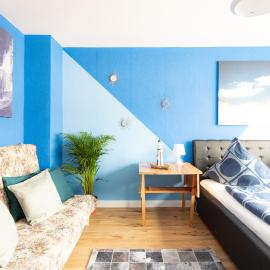 - Ocean Haven Deluxe with Coastal Charm - 2-Room Sea-Inspired Apartment 75 qm - Central Location - Elegant Nautical Design - Renovated in 2024 with TV & Netflix - Full Kitchen & Free Parking - Near Metro & Airport - King Beds -, hotel din Duisburg