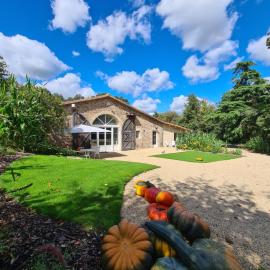Gîte Le Puy Martineau piscine privée intérieure chauffée terrain arboré à 10 min du Puy du Fo