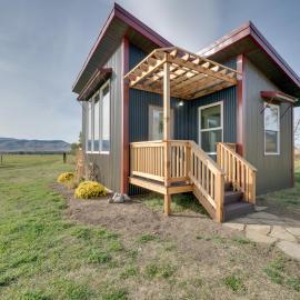 Beautiful Ranch Cottage - 45 Mi to Yellowstone NP!, hotel a Livingston