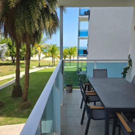Beach Apartment Nikki Steps from the Sea, hotel a El Chirú