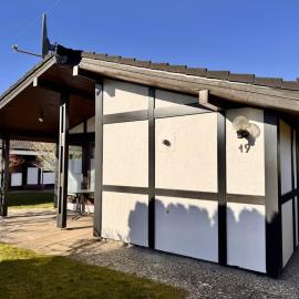 Freistehender Ferienbungalow im Fachwerkstil, hotel in Burhave
