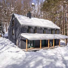 Beautiful chalet on 5 acres - 2 min to Village! Hot-Tub, Sauna, Fire Pit!, hotel in Ellicottville