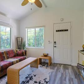 Topanga 1BR Loft with Canyon Views by Colby and Conrad, viešbutis mieste Topanga