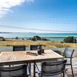 Moeraki Beachfront - Sea Views and Boat Parking, hotel a Moeraki