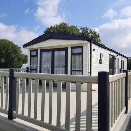 Sunset retreat lodge with large wrap around decking, khách sạn ở Newquay