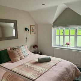 Cottage Guest House Nr Cheltenham on Cotswold Edge, hotel in Churchdown