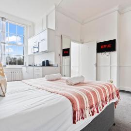 Comfy and Relaxing space in Dudley with Parking, hótel í Dudley