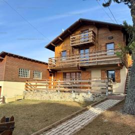 Chalet 4 faces 80m² proche lac avec garage, hotel din Matemale