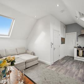 Great Maidstone Flat with Parking - Sleeps 3