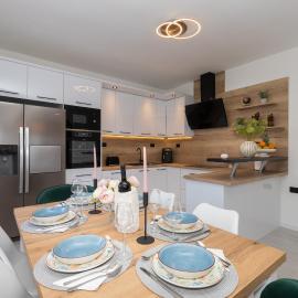 Azuris - Modern Sea View Apartment, Steps from the Center and Beach, hotel a Sutivan