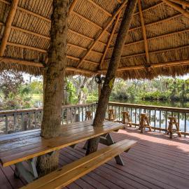 Riverside Luau Tiki Hut Fire Pit & Outdoor Fun, hotel in Bradenton