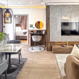 The Penthouse at The Courtyard by GidiStays, hotel Ilado városában