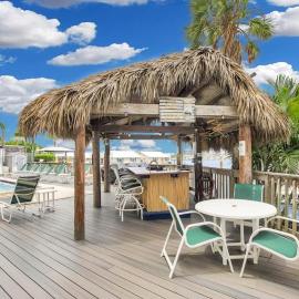 Dominica - New Waterfront Condo Pool Dock 2 Bedroom 2 Bathroom, hotelli Key Westissä