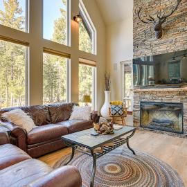 Mtn-View Packwood Cabin: Hot Tub, Deck & Fire Pit, hotelli kohteessa Packwood