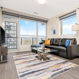 DT High Rise Condo w Private Patio and View, hôtel à Kitchener