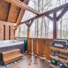 Honey Bear Pause: Rural Escape w/ Porch & Hot Tub!, hótel í Townsend