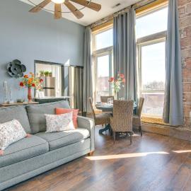 Loft-Style Apt in Dtwn Monett: Pets Welcome!, hotel em Monett