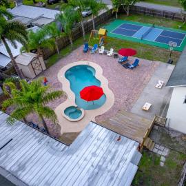 Tropical Oasis- Pickleball, Pool, Hot Tub- 15 min to beach, hotel em Melbourne