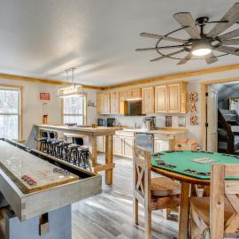 Greers Ferry Lake Access & Deck: Group Getaway!, hotel in Heber Springs