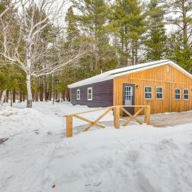2 Ponds & Trail Access: Peaceful Cabin in Calumet!, хотел в Calumet