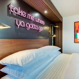 The Berry at The Louie Boutique Motel, Walk to Everything! Dog Friendly!