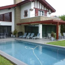 Maison basque moderne avec piscine chauffée et vue，亞斯凱恩的飯店