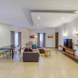 Bright,stylish 2bedroom apartment in village centre