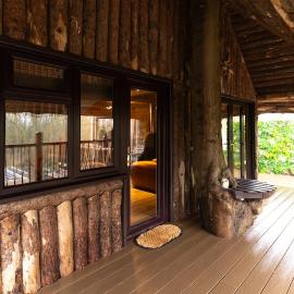 Tree House - Luxury Riverside Escape!, hotel u gradu Bedford