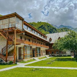 Logu i Harushave, hotel di Theth
