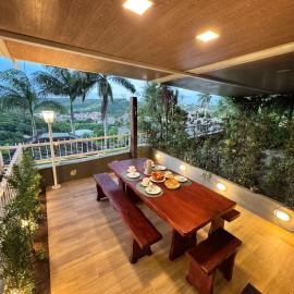 Apartamento de um quarto com varanda externa