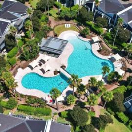 Luxe Beachfront| 4BR (10ppl) w/Terrace & Resort Pools – hotel w mieście Magenta