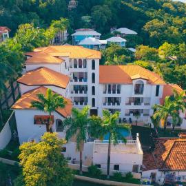 West Bay Colonial, hotel din West Bay