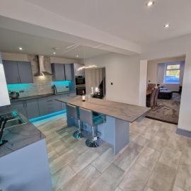Stunning Modern Riverside Cottage, hôtel à Aberdulais