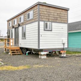 Cozy Loft Tiny House by Ocean Spray Beach, hotel i Grayland