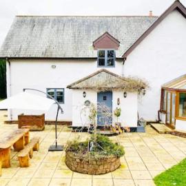 5-Bed Home - Sleeps 12 Pool Garden & Play Area, hotel in Taunton