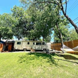 Retro Motorhome - Epic Outdoor Shower and Firepit, hotel in Austin