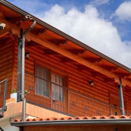 Holiday House, hotel u gradu Luftinja e Sipërme