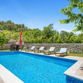 Vacation home Bobijevi dvori, hotelli kohteessa Slivno