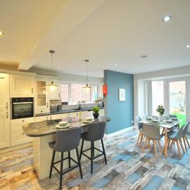 Luxury Bungalow, 3 bedrooms, 5 beds, sleeps 8, transport links, parking, Wi-Fi