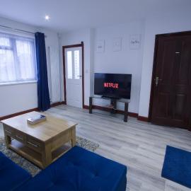 Family House near Farnborough Airport, Free Parking