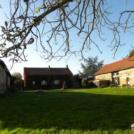 Chambres d'hôtes Les cabris, hotel in Verneix