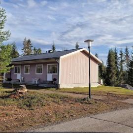 Stuga Björn - Quiet cabin at lake Edesjön、Hammerdalのホテル