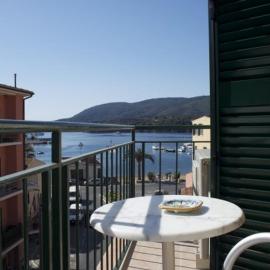 La Terrazza sul Mare - Elba Affitti، فندق في بورتو أزورو