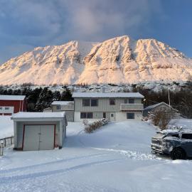Aurora House under the mountain، فندق في ترومسو