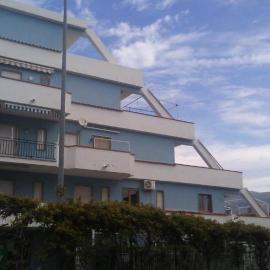 Appartamento con grande terrazza, 100 m dal mare, готель у місті Скалеа